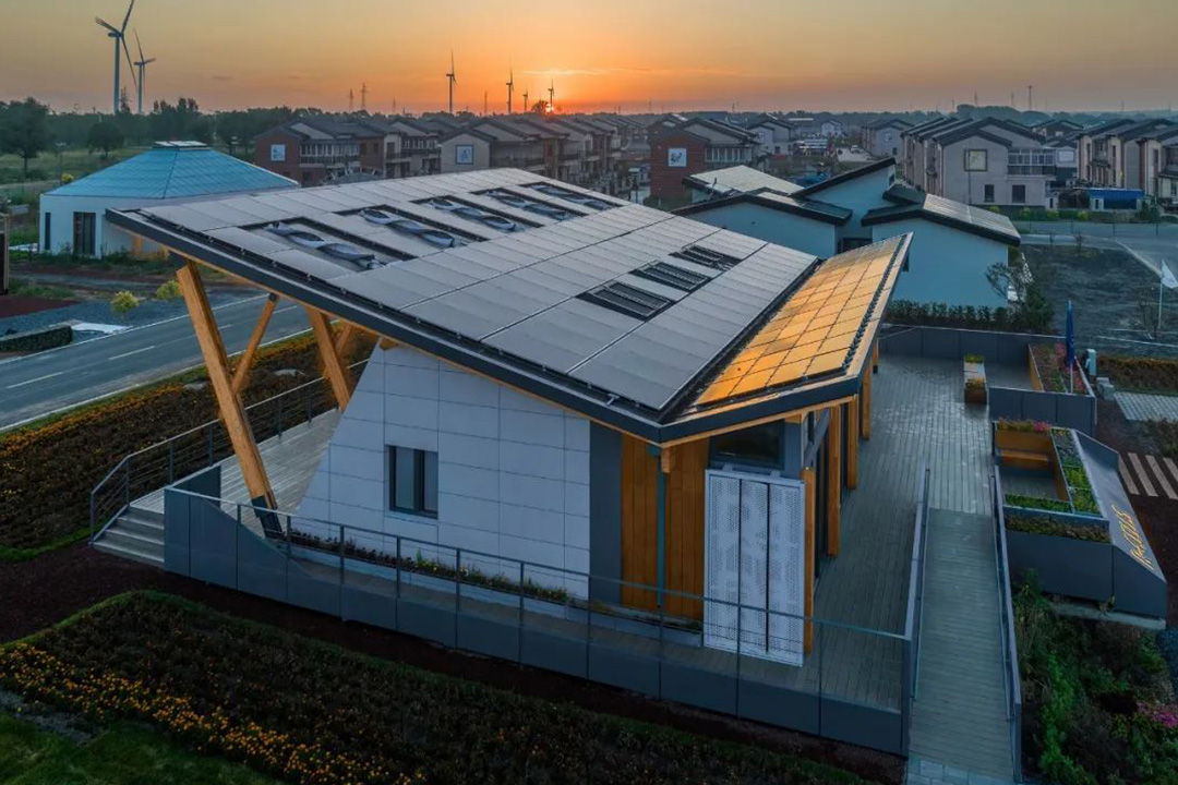 3 - R-CELLS residence optimizes rooftop space, installing 52 standard photovoltaic building material products and 10 vibrantly colored transparent solar photovoltaic glass on an asymmetrical V-
