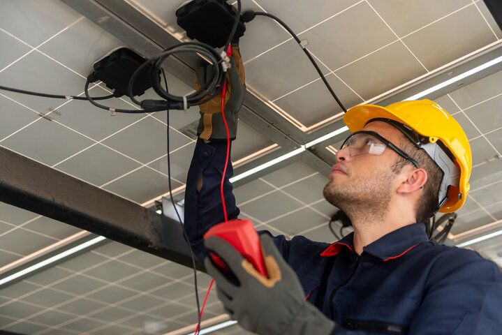 Sinusuri ng teknikal na serbisyo ng engineer ang solar panel.jpg