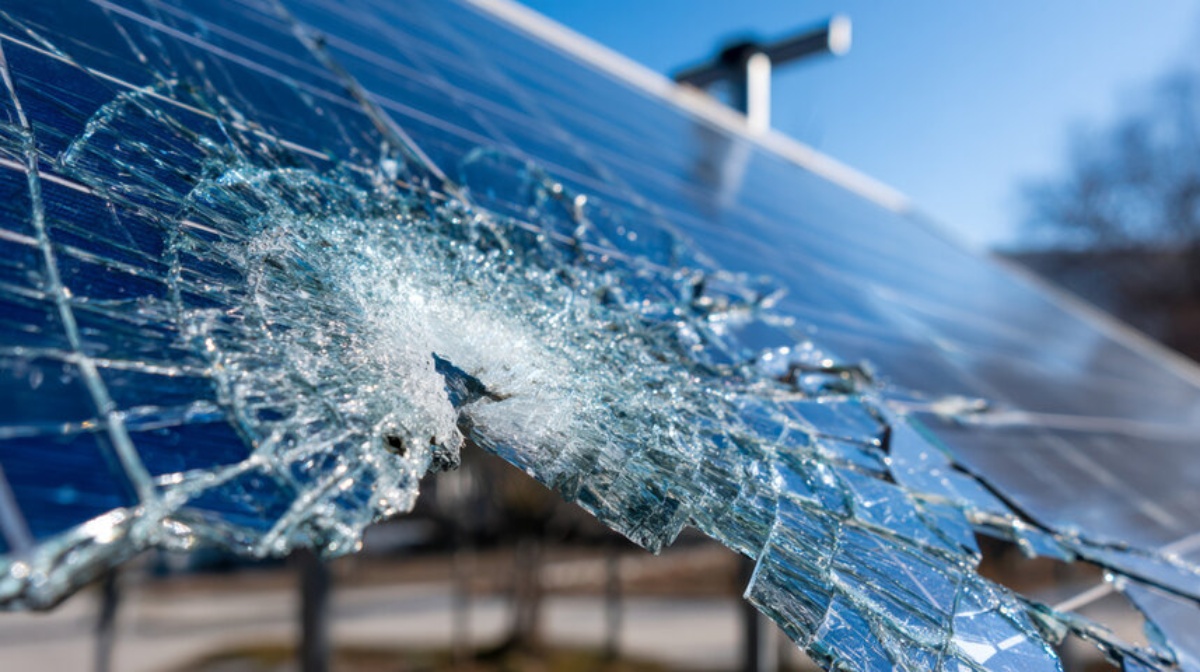 ソーラーパネルの損傷の特定と対処: 原因、予防、および修理オプション