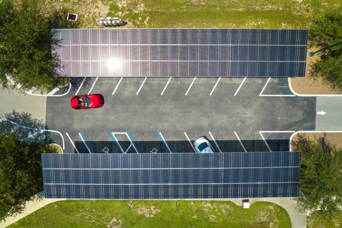 Maximiser la production d'&eacute;nergie avec les abris d'auto solaires&nbsp;: calculs de dimensionnement, d'orientation et de rendement